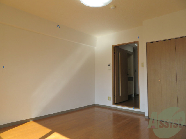 その他部屋・スペース　別の角度から洋室を撮影しました。日射しがあり明るい印象。