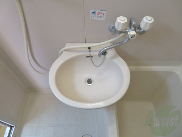 洗面設備　洗面台です。シンプルなつくりなので、お手入れしやすそうです。