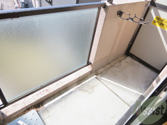 バルコニー　バルコニー。洗濯物がはかどりそうな広さがありますよ。