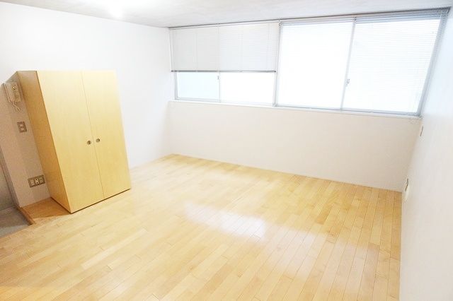 居室・リビング　★大きな窓の明るいお部屋です★