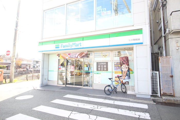 コンビニ　ファミリーマート（コンビニ）まで535m