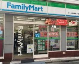 コンビニ　ファミリーマートサンズ高輪四丁目店（コンビニ）まで244m