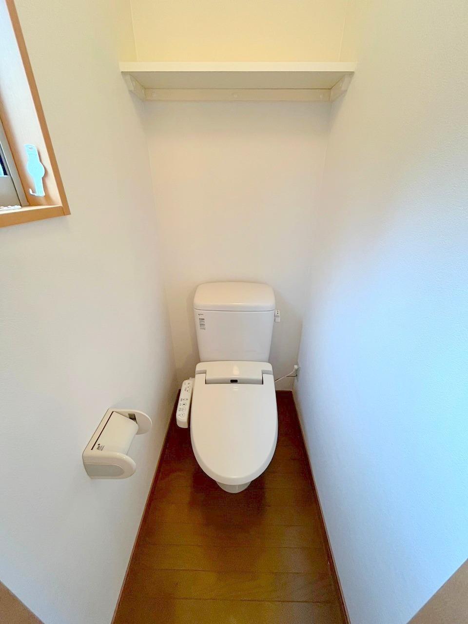 トイレ　トイレ　ウォシュレット・小窓付き