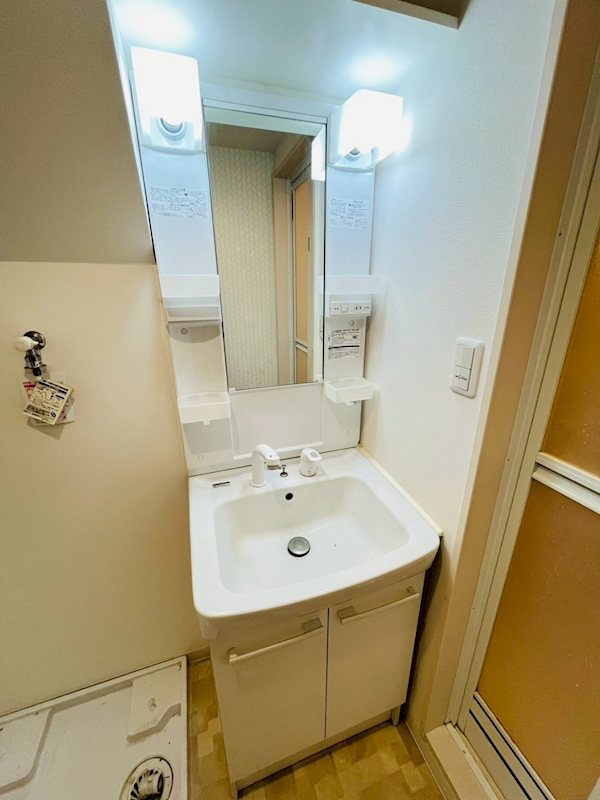 洗面設備　※写真は別号室のものですので現状優先とさせていただきます