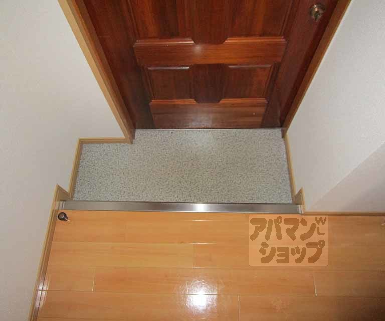 玄関　１０３号室の写真です。