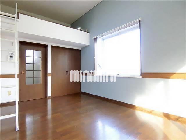 居室・リビング　角部屋です。窓が２面にあります。