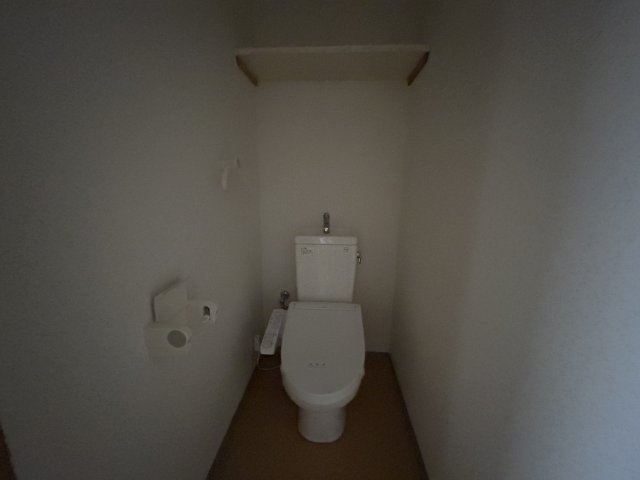 トイレ　同物件別号室の写真です。