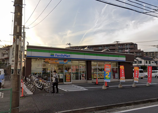 コンビニ　ファミリーマート（コンビニ）まで922m