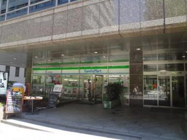 コンビニ　ファミリーマート半蔵門駅前店（コンビニ）まで79m