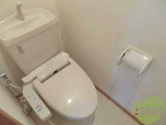 トイレ　ウォシュレット付きです。オシリに優しい設備です。