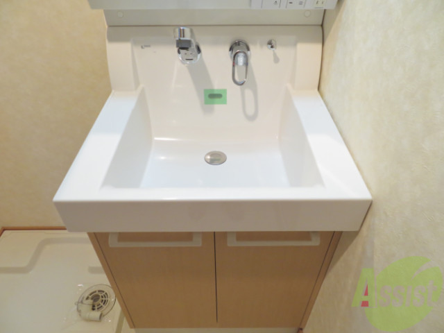 洗面設備　独立洗面台です。綺麗で使い勝手も良さそうです。