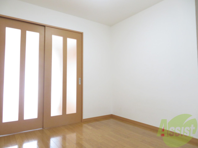 居室・リビング　壁が白いのでお部屋に圧迫感を感じにくいですよね。