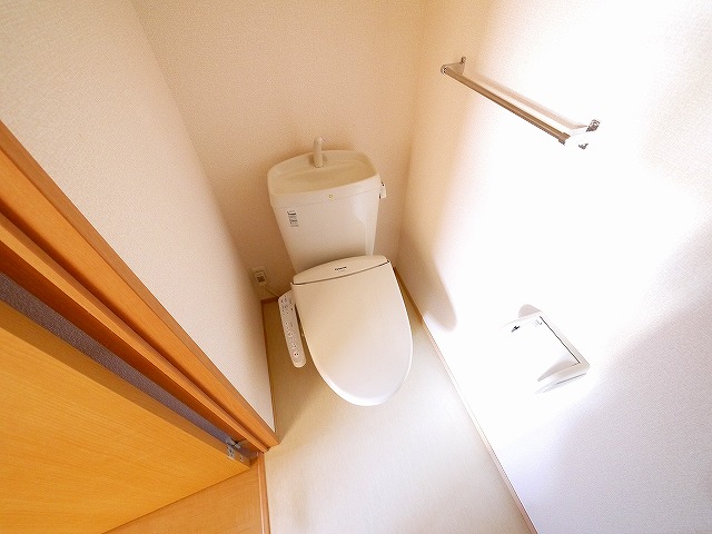 トイレ　落ち着いた色調のトイレです