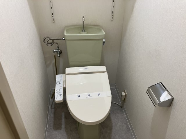 トイレ　落ち着いた色調のトイレです