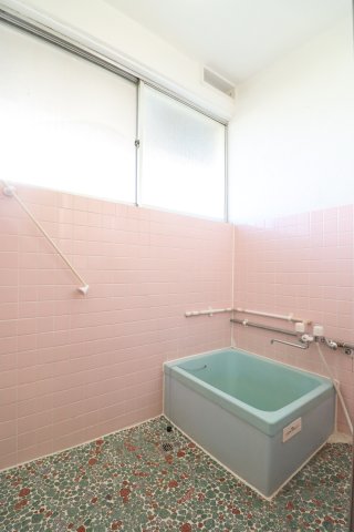 バス・シャワールーム　別部屋の写真です。