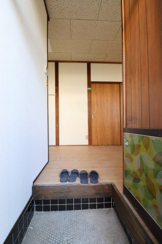 玄関　別部屋の写真です。