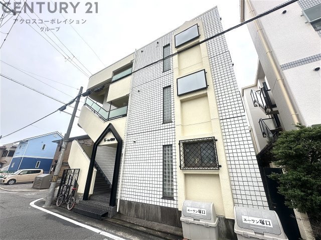 建物外観　外壁タイル貼りのおしゃれな外観です。