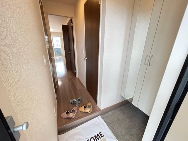 玄関　同タイプの別部屋の写真です