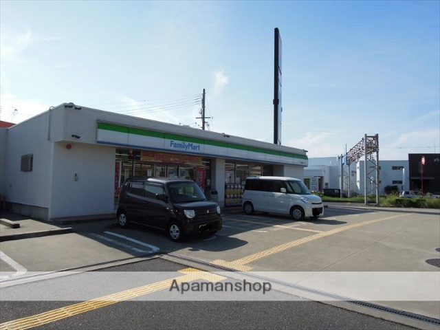 コンビニ　ファミリーマート（コンビニ）まで840m