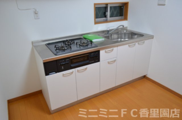 キッチン　単身用のなかでは大きな３口ガスシステムキッチン