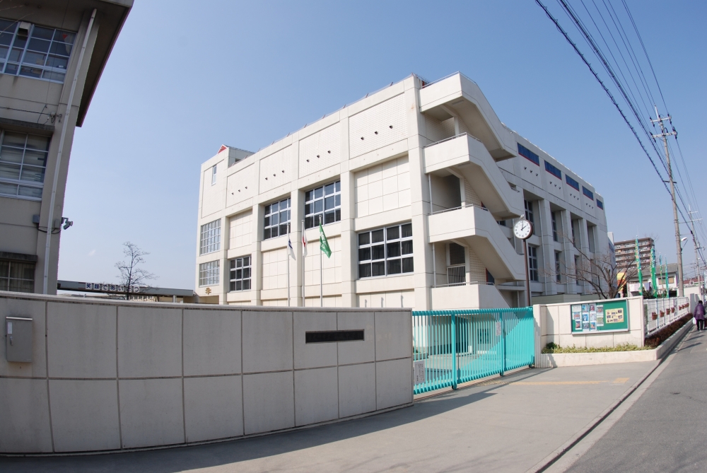 中学校　寝屋川市立第二中学校（中学校）まで445m