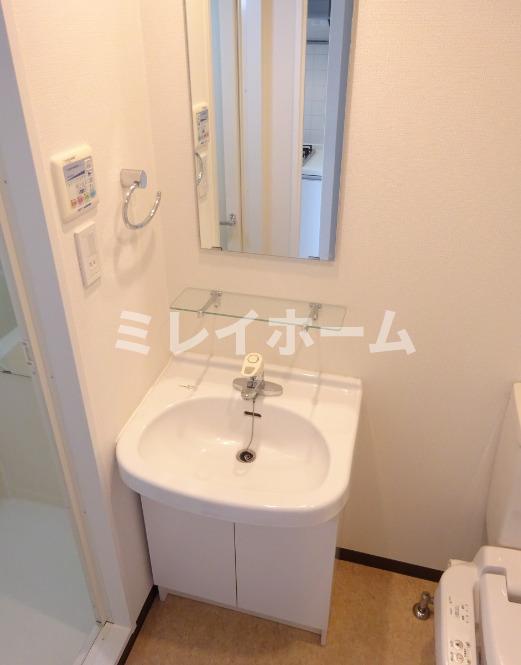 洗面設備　同建物内、別のお部屋の参考写真になります。