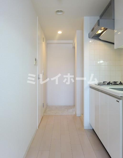 玄関　同建物内、別のお部屋の参考写真になります。