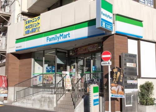 コンビニ　ファミリーマート 新宿山吹町店（コンビニ）まで831m