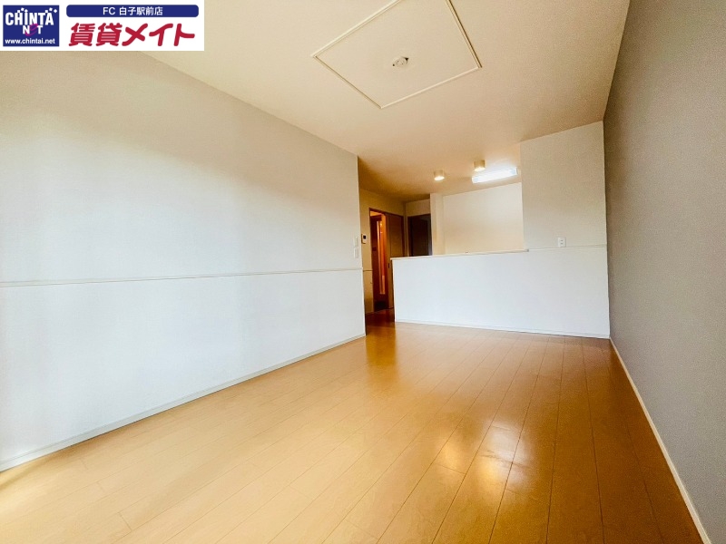 居室・リビング　同物件別部屋の写真