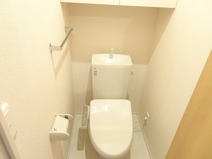 トイレ　落ち着いた色調のトイレです