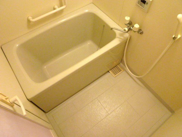 バス・シャワールーム　手すりつきの浴室です。