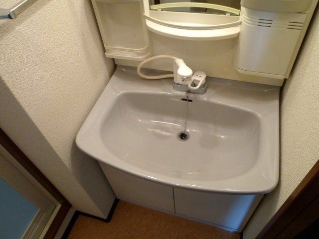 洗面設備　シャンプードレッサー付きの独立洗面台です。