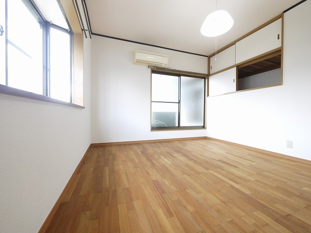 その他部屋・スペース　落ち着いた色調の寝室です