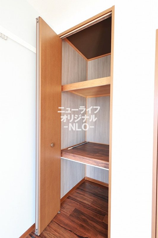 その他設備　洋室5.9帖　天井高を活かした収納☆