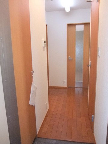 その他部屋・スペース　玄関から室内へ