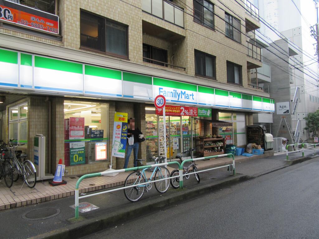 コンビニ　ファミリーマート（コンビニ）まで210m