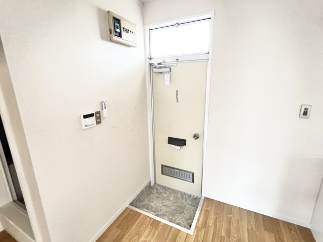 玄関　※別部屋参考写真