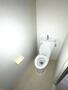 トイレ　白を基調とした清潔感のあるトイレです