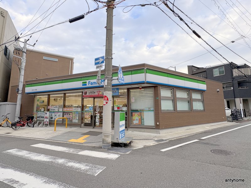コンビニ　ファミリーマート 中本三丁目店（コンビニ）まで518m