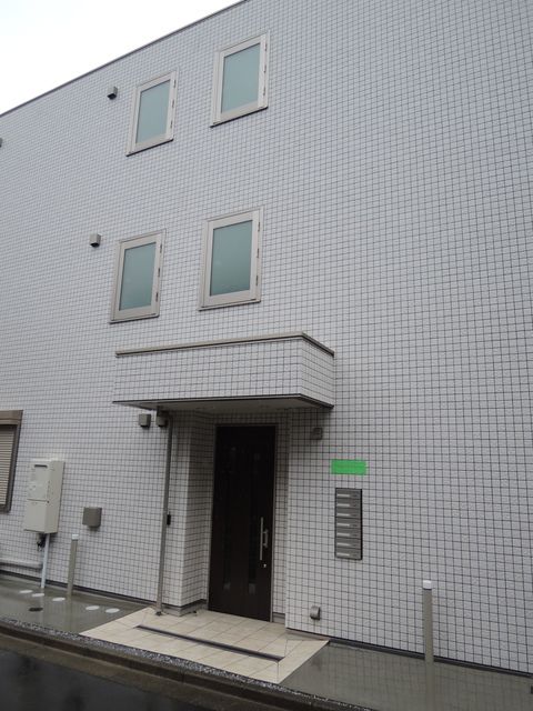 エントランス　落ち着いたエントランスです
