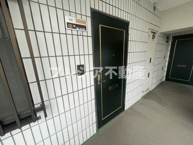 ロイヤルハイツ甲子園口の玄関写真