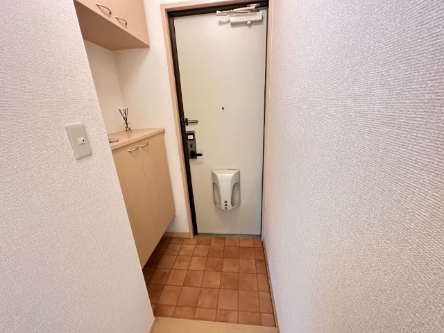 玄関　玄関には下駄箱もあります