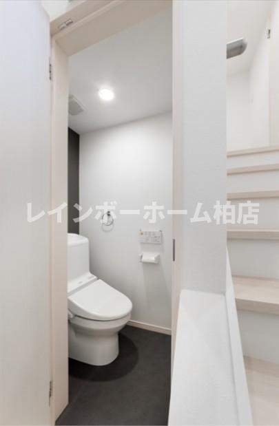 トイレ　温水洗浄トイレです