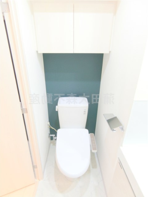 トイレ　吊り戸棚収納と温水洗浄便座付きのトイレ