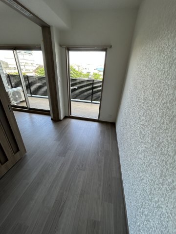 その他部屋・スペース　開放的な寝室です