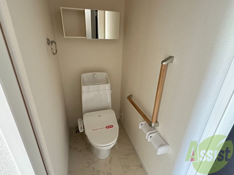 トイレ　トイレはウォシュレット機能付きです。安心して使用できますね。