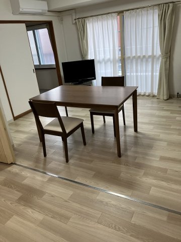 居室・リビング　リビング　テーブル椅子、カーテン家具付き
