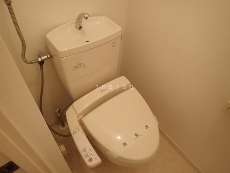 トイレ　嬉しい温水洗浄便座付きのトイレです。