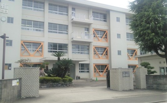 中学校　松山市立拓南中学校（中学校）まで955m