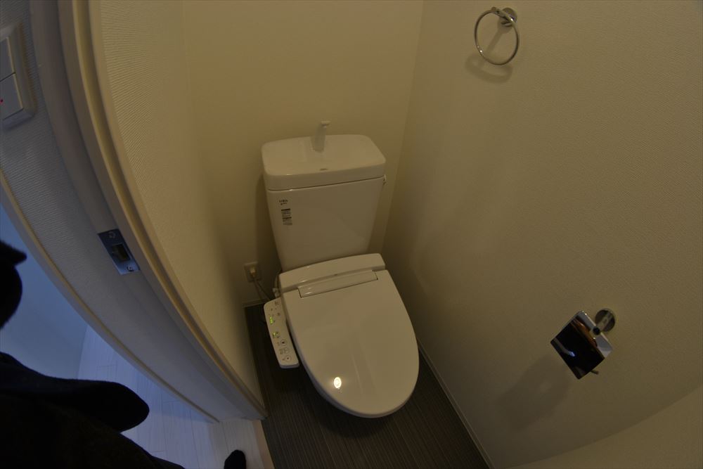 トイレ　落ち着いた色調のトイレです
